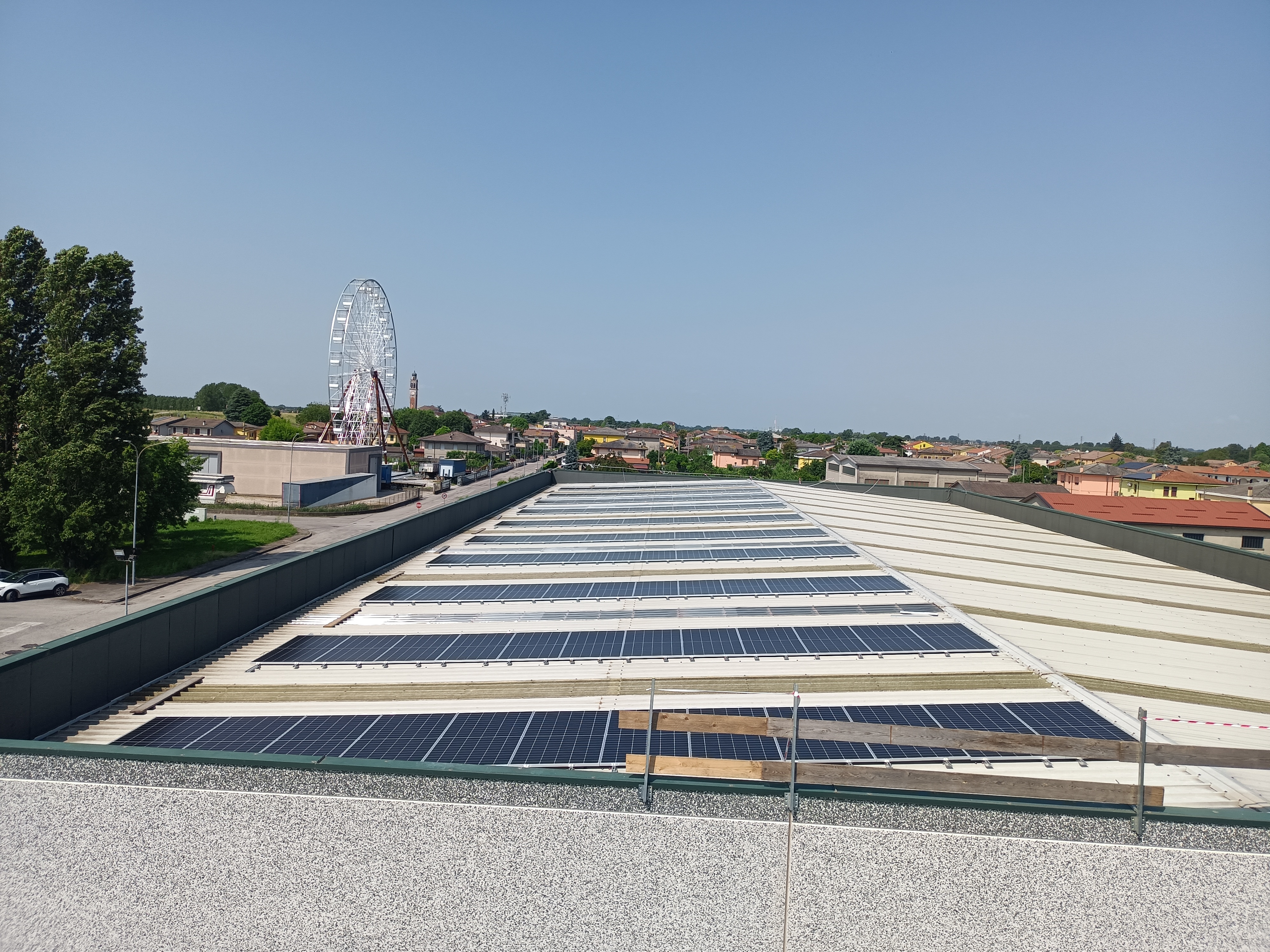 Impianto fotovoltaico professionale su capannone